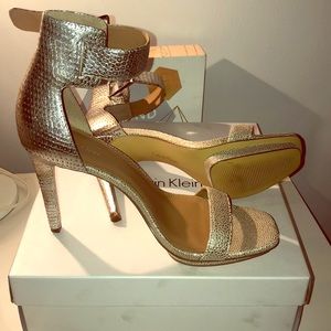 Calvin Klein Vable Sliver /sand color.